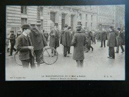 LA MANIFESTATION DU 1er MAI A PARIS                                DEVANT LA BOURSE DU TRAVAIL - Sets And Collections