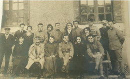 MILITARIA PHOTO DE GROUPE DE MILITAIRES ET FEMMES DANS UNE CASERNE (?) ARTILLEUR (?) ARTILLERIE - Personaggi