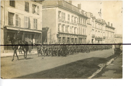 Carte Photo. CPA . D55. Saint-Mihiel . Soldats Qui Défilent Rue Notre-Dame. Librairie Centrale , Familistère Du Nord-Est - Saint Mihiel