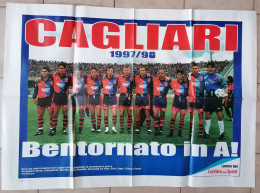 CAGLIARI CAMPIONATO 1997-98 BENTORNATO IN SERIE A POSTER 50 X 70 CM. - Otros & Sin Clasificación