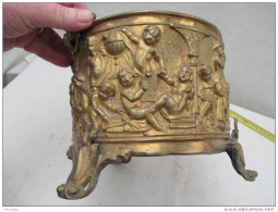 BEAU CACHE POT EN LAITON (CUIVRE JAUNE )  SCENE DE CHERUBINS (REPOUSSE) DIAMETRE 20 Cm HAUT 24 CM - Popular Art