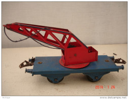 WAGON  GRUE BLEU ET ROUGE    ECARTEMENT O    TRES BON ETAT - Coches De Mercancía