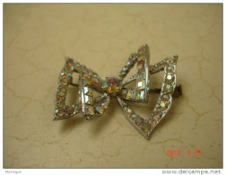 BROCHE PAPILLON STILISE  +  STRASS    4 Cm, TRES BON ETAT BEL EFFET - Broschen