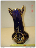 TRES  BEAU VASE  EN FAIENCE BLEU  AVEC DORURES  EN PARFAIT ETAT - Arte Popular