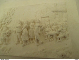 Petit Tableau En Calcaire  14 Cm Par 11 Cm  - Scene  De Fete  Au Village - Populaire Kunst