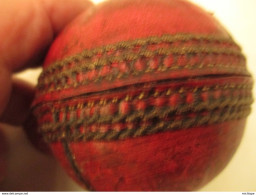 D'origine  Ancienne Balle  De  Cricket   En Cuir Diametre  7 Cm - 200 Gr - Autres & Non Classés