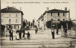 2215 - - Rhone - BELLEVILLE Sur SAONE : PASSAGE A NIVEAU , Route De Beaujeu Café LENTILLON à Droite - FARGES - Belleville Sur Saone