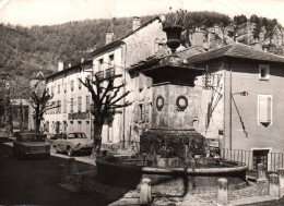 Cornus - Avenue Andrieu , La Fontaine - Café Du Commerce - Voiture Ancienne Auto - Other & Unclassified