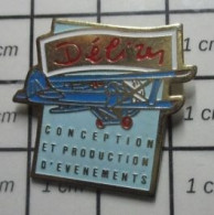 1818c  Pin's Pins / Beau Et Rare / AVIATION / AVION BLEU BIPLAN DELIRES CONCEPTION ET PRODUCTION D'EVENEMENTS - Aviones