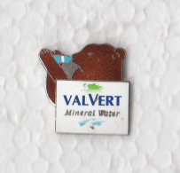 1 Pin's Avec Publicité VALVERT - A.C.M.P. - En Métal Argenté Et 1 Attache. - Beverages