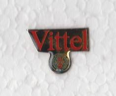 1 Pin's Avec Publicité VITTEL - THORPE LTD. - En Métal Argenté Et 1 Attache. - Beverages