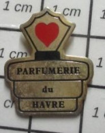 1818c Pin's Pins / Beau Et Rare / PARFUMS / PARFUMERIE DU HAVRE Quel Degré D'octane ? - Parfum