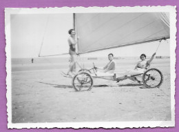 PHOTO ORIGINALE  6 X 8,5 - CHAR A VOILE SUR PLAGE - Personas Anónimos