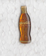 1 Pin's Avec Publicité COCA COLA - ESSO - En Métal Doré Et 1 Attache. - Coca-Cola