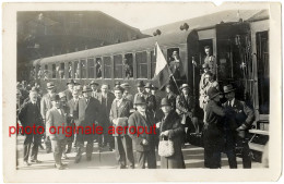 1927 Paris, Chœur "Stanković" De Serbie à Son Arrivée à La Gare De Lyon Pour Une Visite En France, Photo 12x18 Cm - Treinen