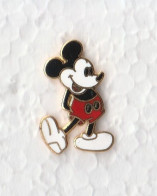 1 Pin's MICKEY - DISNEY - En Métal Doré Et 1 Attache. - Disney