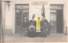 SAINTE-TULLE (Basses-Alpes) - Employés De La Gare Entre La Salle D'Attente Et Le Bureau Du Chef De Gare - Carte-Photo - Other & Unclassified