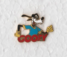 1 Pin's GOOFY - DISNEY - En Métal Doré Et 1 Attache. - Disney