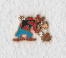 1 Pin's GOOFY - DISNEY - ARTHUS BERTRAND - En Métal Doré Et 1 Attache. - Disney