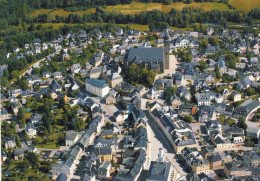 1 AK Germany / Sachsen * Blick Auf Die Bergstadt Schneeberg Im Erzgebirge Mit Rathaus Und St. Wolfgangs-Kirche * - Schneeberg