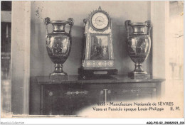 AGQP10-0770-92 - Manufacture National De SEVRES - Vases Et Pendule époque Louis-philippe  - Sevres
