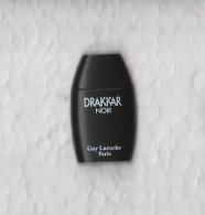 1 Pin's DRAKKAR NOIR De Guy LAROCHE De PARIS - En Métal Noir Et 1 Attache. - Parfum