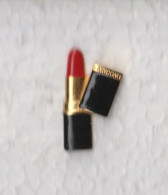 1 Pin's Rouge à Lèvres De LANCÔME - En Métal Doré Et 1 Attache. - Parfums