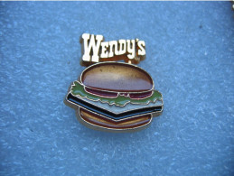 Pin's Wendy's, De La 3eme Plus Importante Chaine De Restauration Rapide Américaine Fondée Le 15 Septembre 1969. - Alimentation