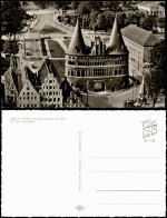 Ansichtskarte Lübeck Holstentor Aus Der Vogelschau Des St. Petri Turms 1955 - Autres & Non Classés