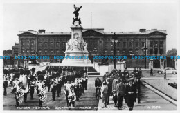 R085527 Victoria Memorial. Buckingham Palace And Guards. London. Valentine. RP - Sonstige & Ohne Zuordnung