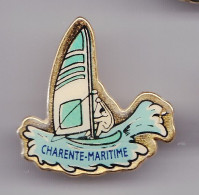 Pin's Charente Maritime Sport Planche à Voile En Charente Maritime Dpt 17 Réf 4243 - Ciudades