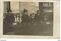 Carte Photo à Identifier VOIR 2 ZOOMS 2 Femmes 3 Enfants  Et 1 Homme Terrasse D'un Café Restaurant ? Beaux Chapeaux - Restaurants