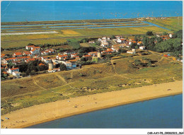 CAR-AAYP8-85-0576 - ILE DE NOIRMOUTIER - LA GUERINIERE - Les Quatres Moulins Et La Plage Au Fond Le Port Du Bonhomme - Ile De Noirmoutier