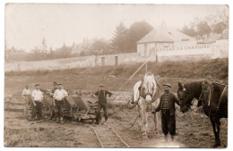 Groupe De Cantonniers. Wagonnets Tirés Par Des Chevaux. Carte Photo Non Située. ( Ain ? ) - Artigianato