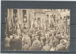 DINANT -SOUVENIR DE L'INAUGURATION DU MONUMENT AUX MORT DE DINANT , 23 AOUT 1914-COUR DE L'HOTEL DE VILLE  LES DRAPEAUX - Dinant