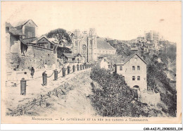 CAR-AAZP1-0068 - MADAGASCAR - La Cathédrale Et La Rue Des Canons à Tananarive  - Madagaskar