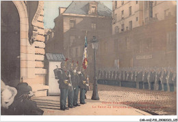 CAR-AAZP10-0782 - MILITAIRE - Garde Republicaine - Infanterie - Le Salut Du Drapeau Au Logement Du Colonel - Patriotiques