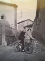 Photo Un Couple Avec Velo  DANS UNE RUE A DARDILLY 1949 - Orte