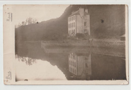 CARTE PHOTO D'UN BATIMENT - MOULIN MINOTERIE ? SYMETRIE DUE AU JOLI REFLET DE L' EDIFICE DANS LA PIECE D'EAU - HABITANTS - To Identify