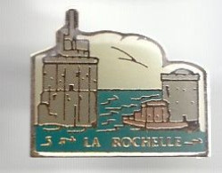 Pin's  La Rochelle En Charente Maritime Dpt 17     Réf  2104 - Cities