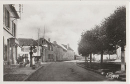 77 - URY - La Grande Rue Et La Place (CPSM Petit Modèle) - Sonstige & Ohne Zuordnung