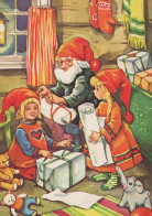 PÈRE NOËL ENFANT NOËL Fêtes Voeux Vintage Carte Postale CPSM #PAK290.FR - Kerstman