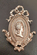 Très Belle Broche Royaliste De Revers De Veston (type Pin's) "Reine Marie-Antoinette" - Personnes Célèbres