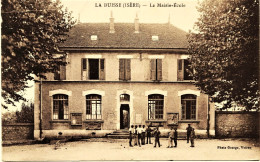 2343 - LA  BUISSE  :  JOUEURS DE BOULES DEVANT LA MAIRIE- ECOLE   Circulée En 1930 - Autres & Non Classés