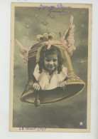 ENFANTS - LITTLE GIRL - MAEDCHEN - Jolie Carte Fantaisie Fillette Dans Cloche Ailée De Pâques - Pasen