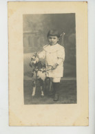 ENFANTS - Belle Carte Photo Petit Garçon Avec Jouet Cheval En Bois Et Cravache Début XXème (non Située) - Portraits