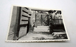 Photo Ancienne, Enfant, Un Garçon En Short Dans La Cour Intérieure, Ombre Forte - Personnes Anonymes