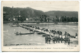 Militaria * CPA Construction D'un Pont De Bateaux Par Le Génie - Passage Des Troupes Sur Le Pont * B.F. Editeur - Manöver