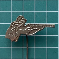 Badge Pin ZN013217 - Weapon Shooting Croatia Hrvatska Zagreb Luze - Andere & Zonder Classificatie