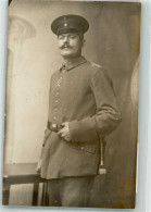 39803108 - Ein Landser In Uniform Mit Schirmmuetze Im Fotostudio - Guerre 1914-18